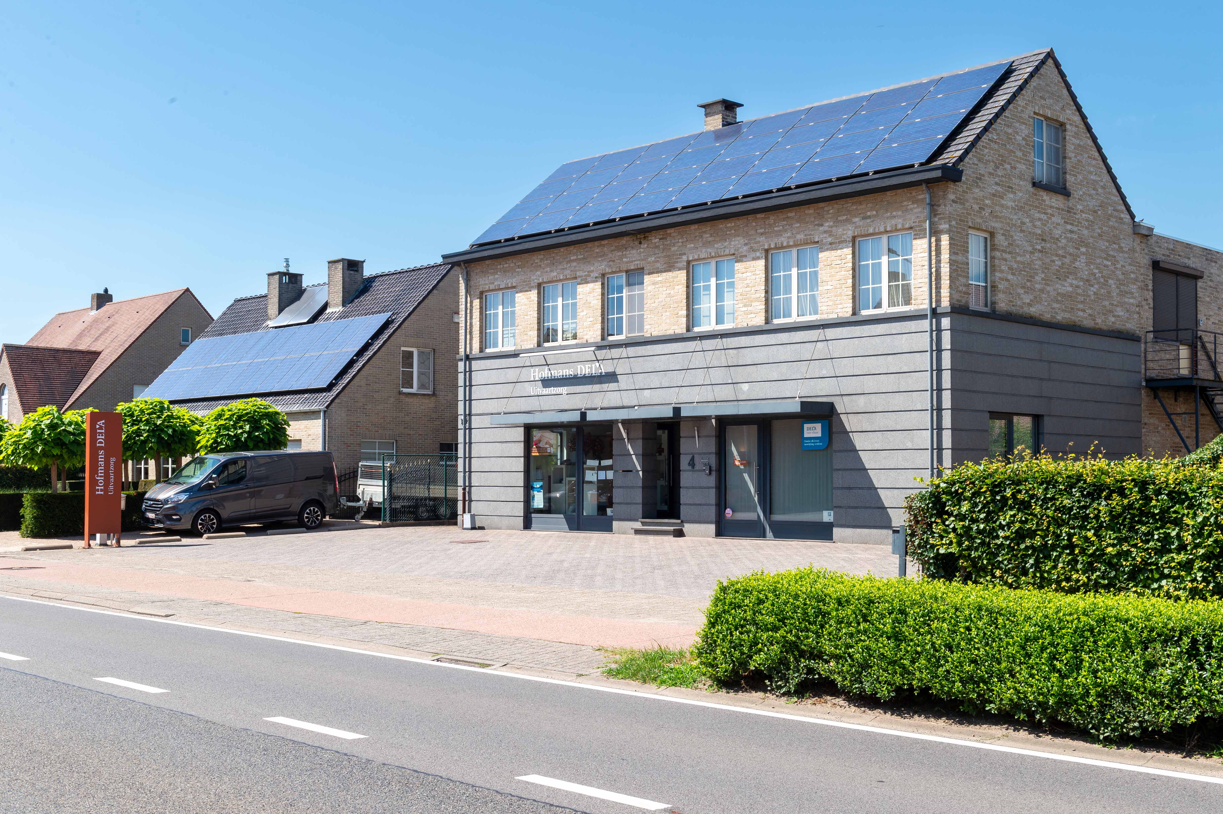 Gevel van Hofmans DELA Uitvaartzorg in Hoogstraten met zicht op het gebouw en de voortuin.